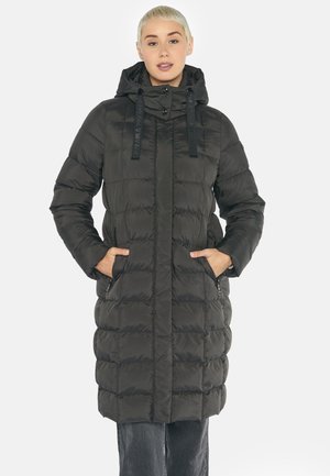 Schwarze Puffermantel mit Kapuze, ausgestattet mit gesteppter Optik, seitlichen Taschen und verstellbaren Kordelzügen. Glattes, glänzendes Material mit figurbetontem Schnitt.