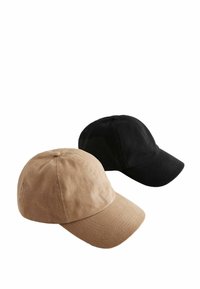 Due cappelli da baseball: uno in beige con una finitura testurizzata e uno in nero solido. Entrambi presentano visiere curve e dettagli cuciti.