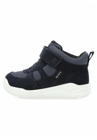 Chaussure montante en suede et mesh bleu marine avec sangle Velcro, semelle blanche, semelle extérieure antidérapante et accent logo près du talon.