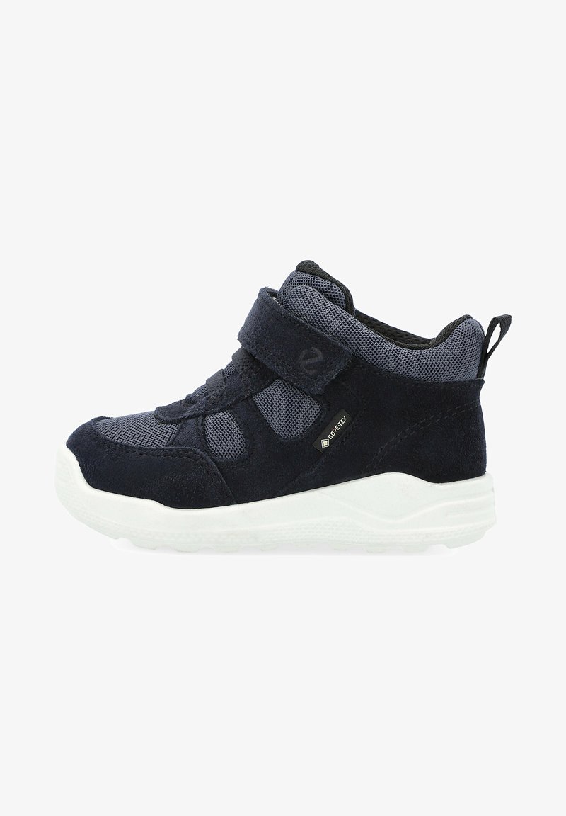 Chaussure montante en suede et mesh bleu marine avec sangle Velcro, semelle blanche, semelle extérieure antidérapante et accent logo près du talon.