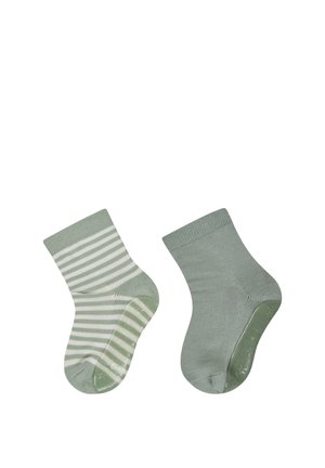 Paar grüne Babysocken, eines mit weißen horizontalen Streifen und das andere einfarbig grün, beide mit rutschfesten Sohlen ausgestattet.
