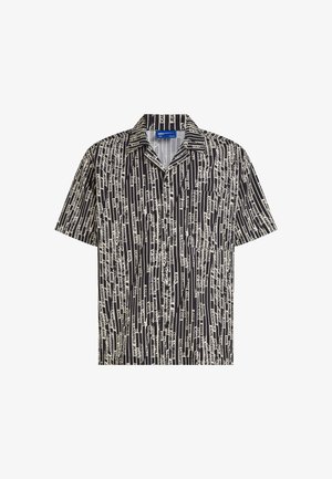 Zwart-wit overhemd met korte mouwen en knopen, met een verticale, herhalende tekstpatroon waarop "Karl Lagerfeld Jeans" staat.