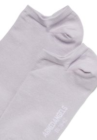 Lila Knöchelsocken aus weichem Stoff, mit einem gerippten Bündchen und dezentem weißen Branding an der Seite.