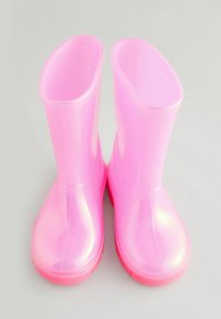Stivali da pioggia in gomma rosa con finitura lucida, punte arrotondate e suole testurizzate per una migliore aderenza. Gli stivali sono di altezza media rispetto al polpaccio e presentano un design semplice.