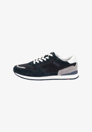 Sneaker in camoscio blu con dettagli bianchi, grigi in camoscio e suola nera in gomma. Presenta lacci bianchi e un marchio blu sul lato.