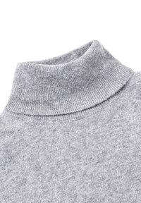 Maglione grigio a collo alto realizzato in morbido materiale lavorato a maglia. Presenta collo e polsini a coste con una texture liscia, adatto per essere indossato a strati.