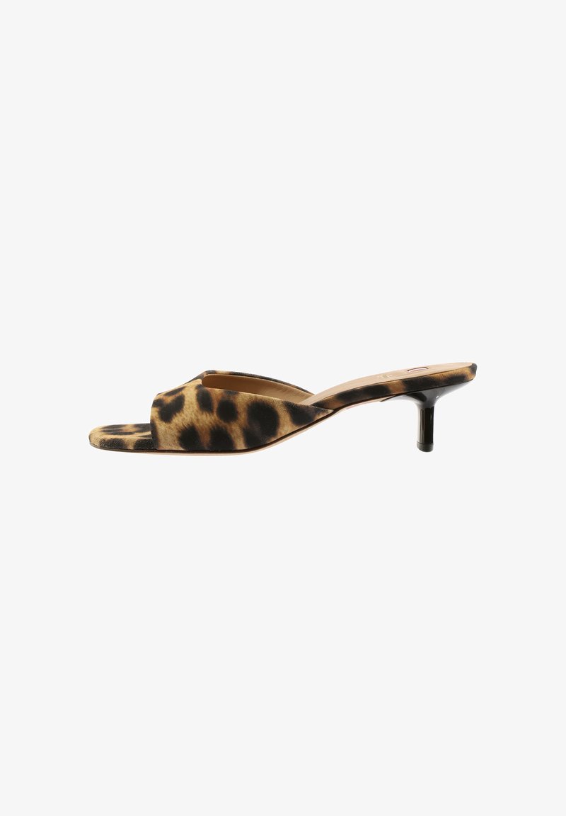Mules à talons imprimé léopard avec design à bout ouvert, matériau doux en daim, talon effilé et doublure intérieure lisse. Talon kitten noir en accent.