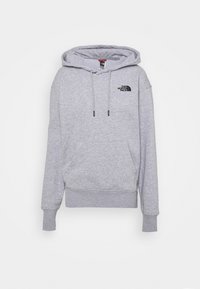 Šedá mikina s kapucí vyrobená z měkkého materiálu. Má přední kapsu, stahovací šňůrku a černé logo na levém hrudníku. Rybí lem a manžety.