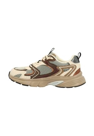 Beiger und brauner Sportschuh mit Mesh-Einsätzen, Zuglaschen an Zunge und Ferse und dicker, gepolsterter Sohle.