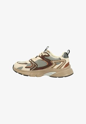 Beige en bruine sportieve sneaker met meshpanelen, trekstroken op de tong en hiel, en een dikke gevoerde zool.