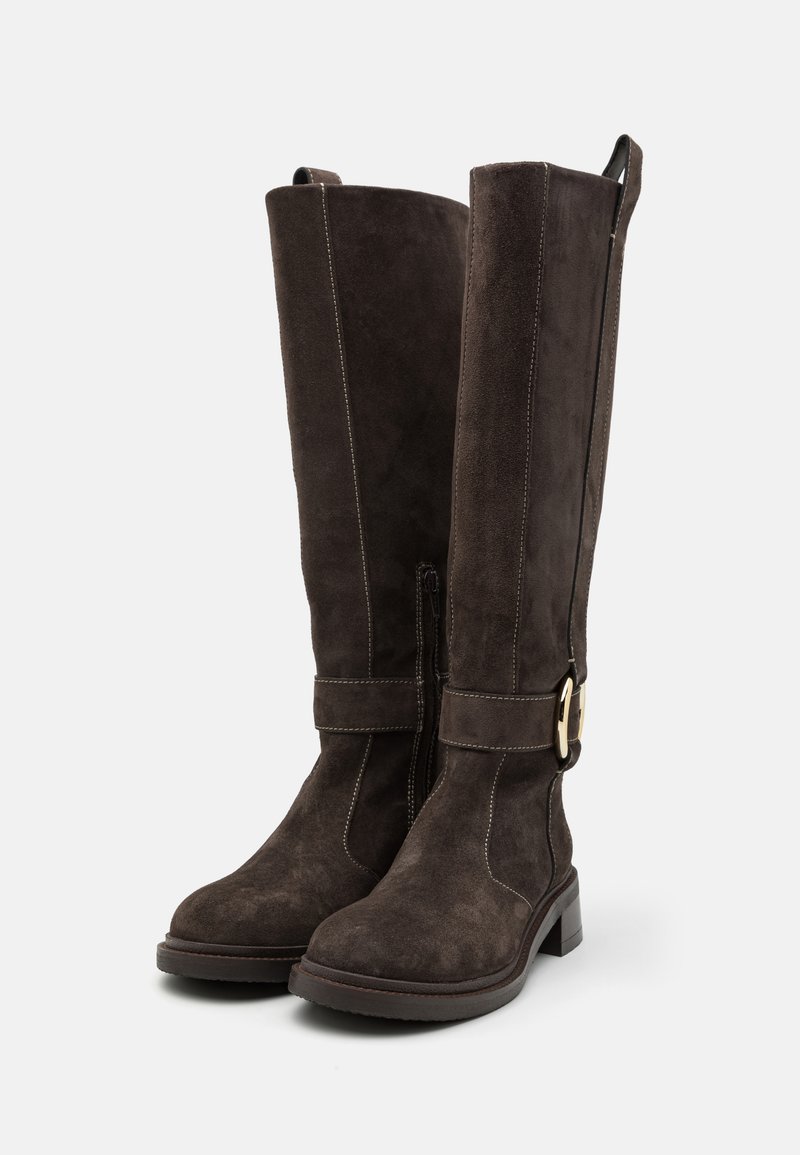 Donkerbruine suède kniehoge laarzen met een gladde textuur, zijrits en een decoratieve gespsluiting. Solide blokhak, gestikte accenten.