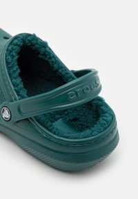 Crocs CLASSIC LINED - Tamancos - evergreen
