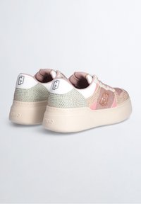 Baskets compensées avec une semelle en caoutchouc crème, dotées d'une tige en mesh rose pastel et vert avec des éléments décoratifs et des logos.