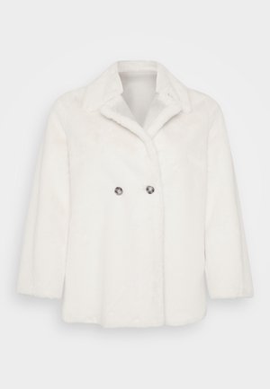 Manteau en fausse fourrure blanche avec un col classique, une fermeture à boutons double boutonnage et des manches longues. Texture douce, finition lisse et sans motifs visibles.