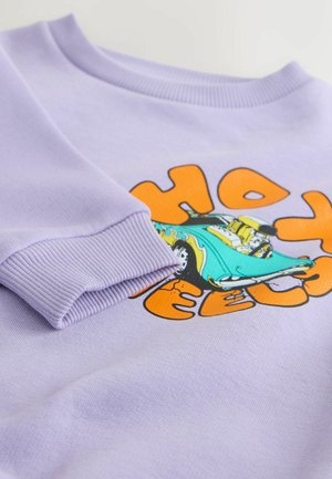 Ljuslila sweatshirt med ribbade muddar och halsringning. Har en färgstark grafik av en bil med texten "Hot Wheels" i orange och svart.
