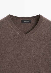 Bruine wollen v-hals trui met ribbelranden, voorzien van een gladde textuur en een minimalistisch ontwerp. Label leest "Massimo Dutti."