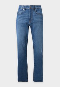 Jean en denim bleu avec une coupe droite, fermeture à boutons devant, poches avant et arrière, et coutures visibles.