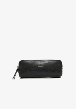 Trousse à crayons rectangulaire en cuir noir avec des détails cloutés argentés le long du zip et une double tirette à pompons.