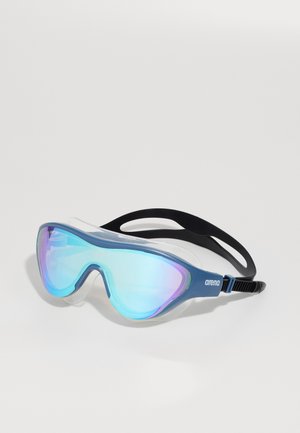 Arena zwemgoggles hebben een blauwe montuur met spiegelende lenzen, zachte siliconen randen en een zwarte verstelbare band voor een veilige pasvorm.