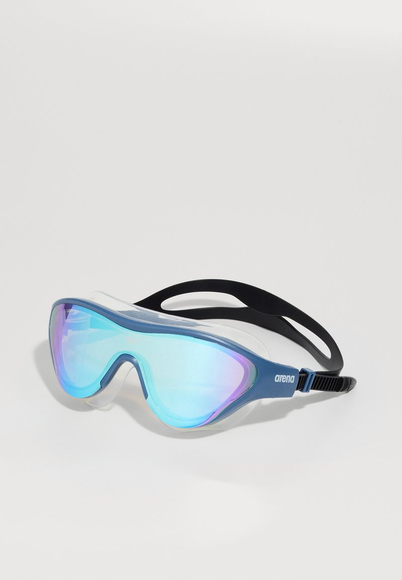 Arena zwemgoggles hebben een blauwe montuur met spiegelende lenzen, zachte siliconen randen en een zwarte verstelbare band voor een veilige pasvorm.