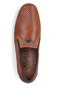 Chaussure slip-on en cuir marron avec un design perforé, des accents navy et des coutures beiges. Semelle intérieure texturée avec le logo de la marque imprimé à l'intérieur.