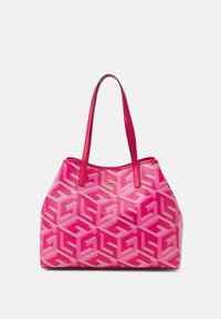 Roze Guess schoudertas met een geometrisch "G" patroon en dubbele schouderbanden, op een witte achtergrond.