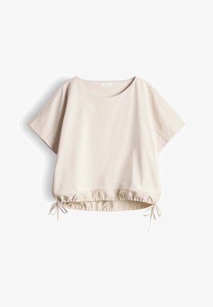 Beige blouse met korte mouwen, ronde halslijn en verstelbare zoom met trekkoord, plat neergelegd op witte achtergrond.