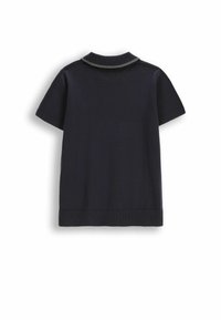 Granatowa koszulka polo z krótkim rękawem, z prążkowanym kołnierzykiem z szarym obszyciem, prążkowanymi mankietami i dołem. Gładka tekstura, prosty design.