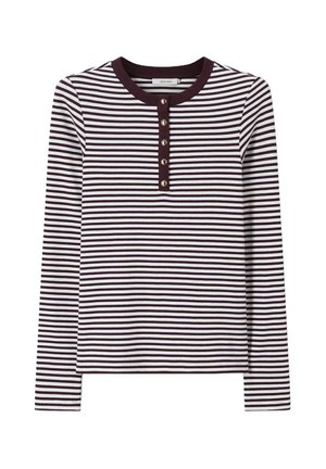 Chemise côtelée manches longues avec fines rayures horizontales noires et blanches et une patte de boutonnage noire avec cinq boutons au col avant.