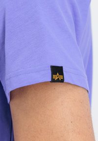 Alpha Industries SMALL LOGO - Jednoduché tričko - electric violet