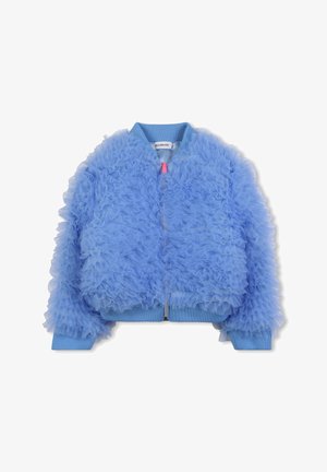 Giacca bomber in tulle blu chiaro a volant con colletto, polsini e orlo a coste, dotata di una cerniera frontale con un tira di colore rosa.