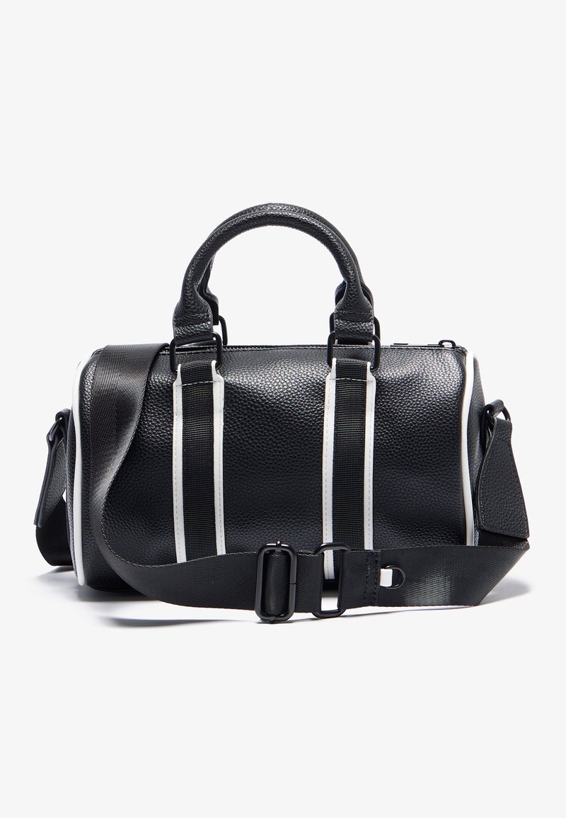 Sac de voyage en cuir noir texturé avec des rayures blanches verticales, deux poignées et une bandoulière noire réglable avec boucle.