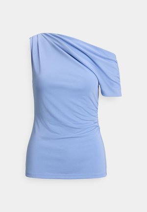 Svijetloplavi top s jednom naramenicom, ukrašen naborima na kratkom rukavu i bočno, uskog kroja.