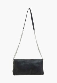 Borsa a tracolla in pelle nera con design rettangolare piatto, superficie testurizzata e tracolla a catena argentata. Dettaglio con cerniera sul lato.