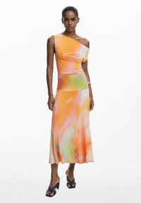 Asymmetrisches, ärmelloses Kleid in gemischten Orange- und Pastelltönen. Der glatte, fließende Stoff sorgt für eine weiche Textur und Silhouette.