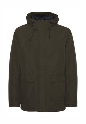 Chaqueta impermeable verde oliva con capucha, cierre frontal con botones a presión y cremallera, dos bolsillos frontales y cordones ajustables en el cuello.