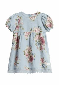 Vaaleansininen mekko, jossa on puffihihat, vaaleanpunaisia ja sinisiä kukkakuosisia pintoja, pussitettut vyötärölinjat ja pitsireunus helma.