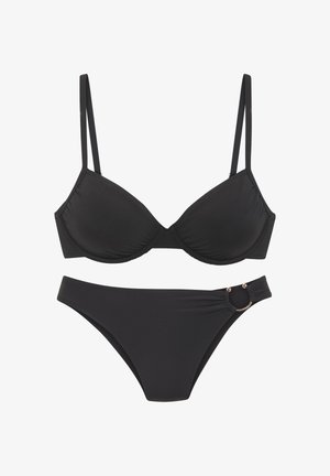 Schwarzes zweiteiliges Bikini-Set mit Untercup-Oberteil, verstellbaren Trägern und passenden Höschen mit einem seitlichen Ringdetail an der rechten Hüfte.