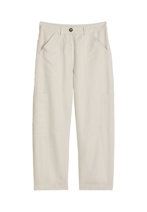Pantalon décontracté beige à jambes droites, poches avant, passants de ceinture, et grandes poches plaquées latérales, fermé par un seul bouton.