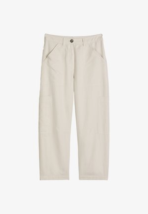 Pantalon décontracté beige à jambes droites, poches avant, passants de ceinture, et grandes poches plaquées latérales, fermé par un seul bouton.