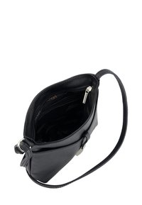 Sort læder skuldertaske med justerbar rem, åben top der viser lynlåslukket inderrum og stoffor med logo.