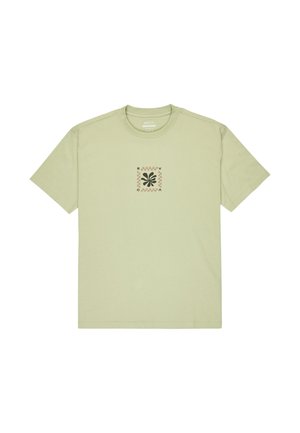 Camiseta de algodón verde claro con un diseño gráfico central que presenta un motivo negro dentro de un cuadrado con borde. Diseño clásico de cuello redondo.