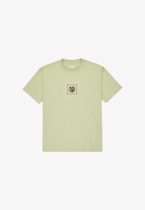 Lichtgroen katoenen T-shirt met een centraal grafisch ontwerp met een zwart motief in een omrand vierkant. Klassiek rond decolleté ontwerp.