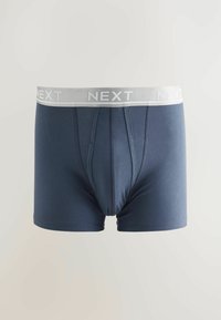 Temno modre moške bokserice z elastičnim pasom v svetlo sivi barvi, na katerem je v belem napisu ime blagovne znamke "NEXT".
