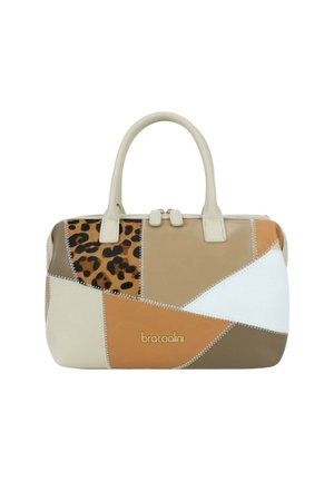 Bolso de cuero con diseño patchwork en beige, blanco, marrón y estampado de leopardo, con dos asas y el logo dorado "braccialini".