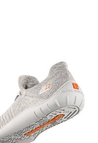 Jasnoszare dziane buty z teksturowaną cholewką, białą gumową podeszwą i pomarańczowymi akcentami na pięcie oraz śródstopiu. Posiadają ciasną konstrukcję.