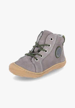 Grauer hoher Kinderschuh mit grünen Schnürsenkeln, beiger Gummisohle und weichem Innenfutter, schräg gezeigt, um die Außenseite und Vorderseite zu zeigen.