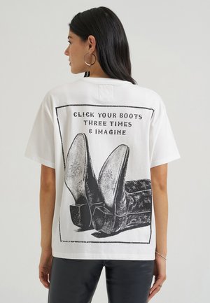 Wrangler, WRANGLER X LAINEY WILSON CLICK YOUR BOOTS TEE - Тениска с щампа - winter white