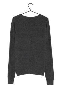 Šedý svetr vyrobený z texturovaného materiálu, s kulatým výstřihem, dlouhými rukávy a jemným včelím vzorem na ramenou.