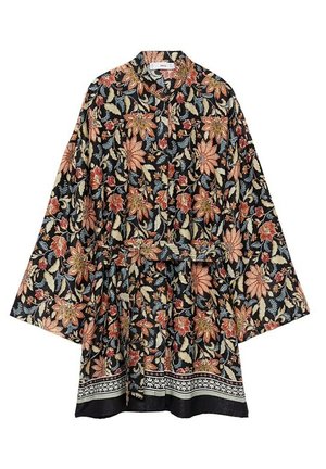 Czarny kwiatowy żakiet w stylu kimono z szerokimi rękawami, paskiem do wiązania w talii oraz wzorzystą lamówką na dole.